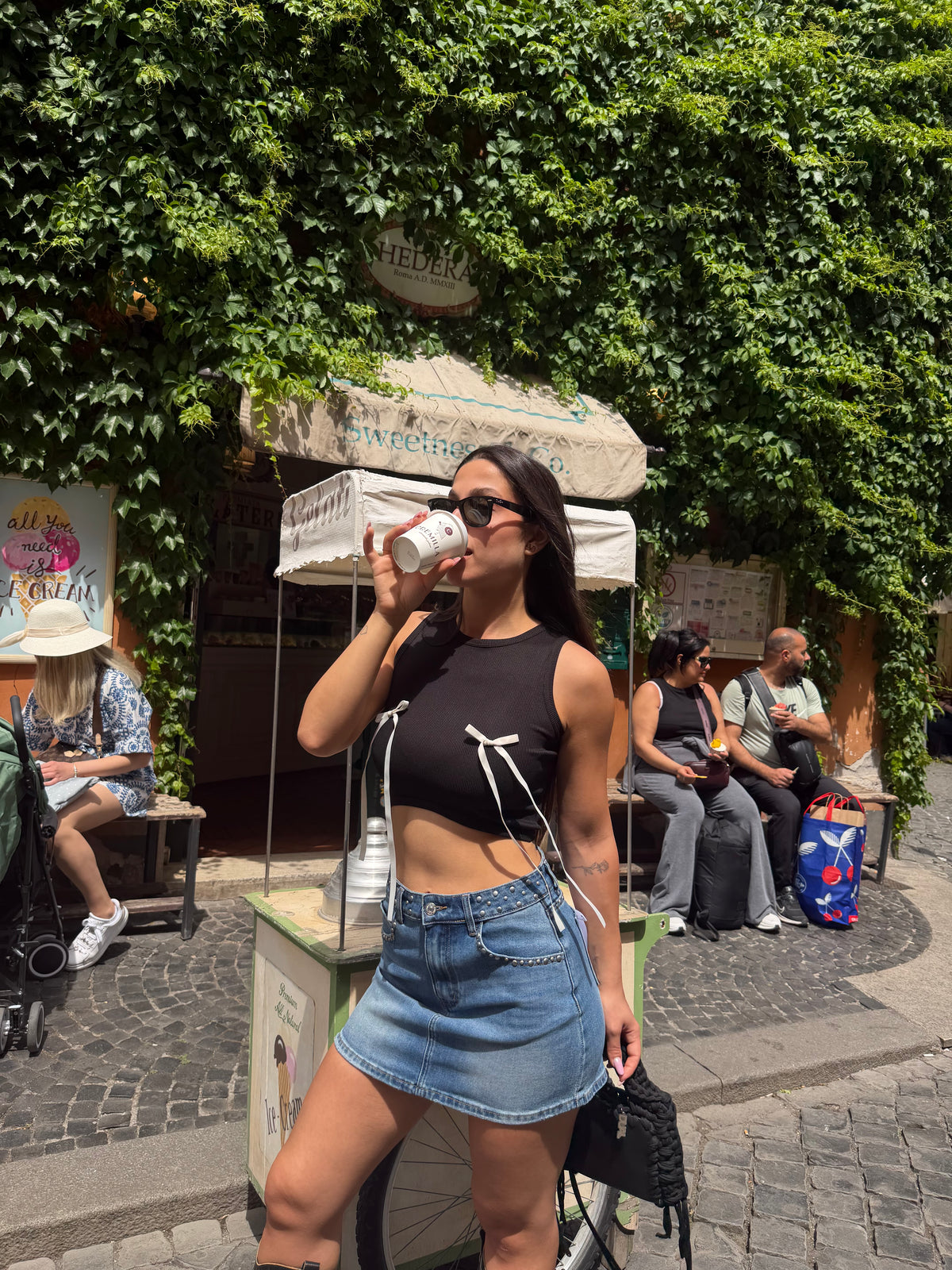 GONNA JEANS CON FIOCCHI BIANCHI e top nero con fiocchi