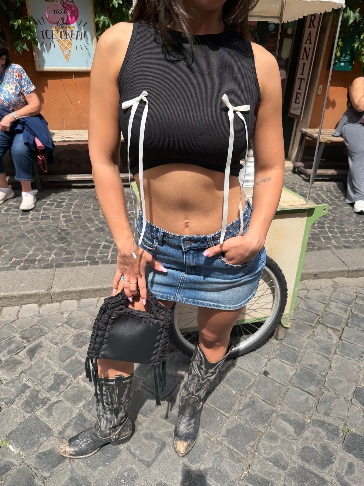 GONNA JEANS CON FIOCCHI BIANCHI e top nero con fiocchi