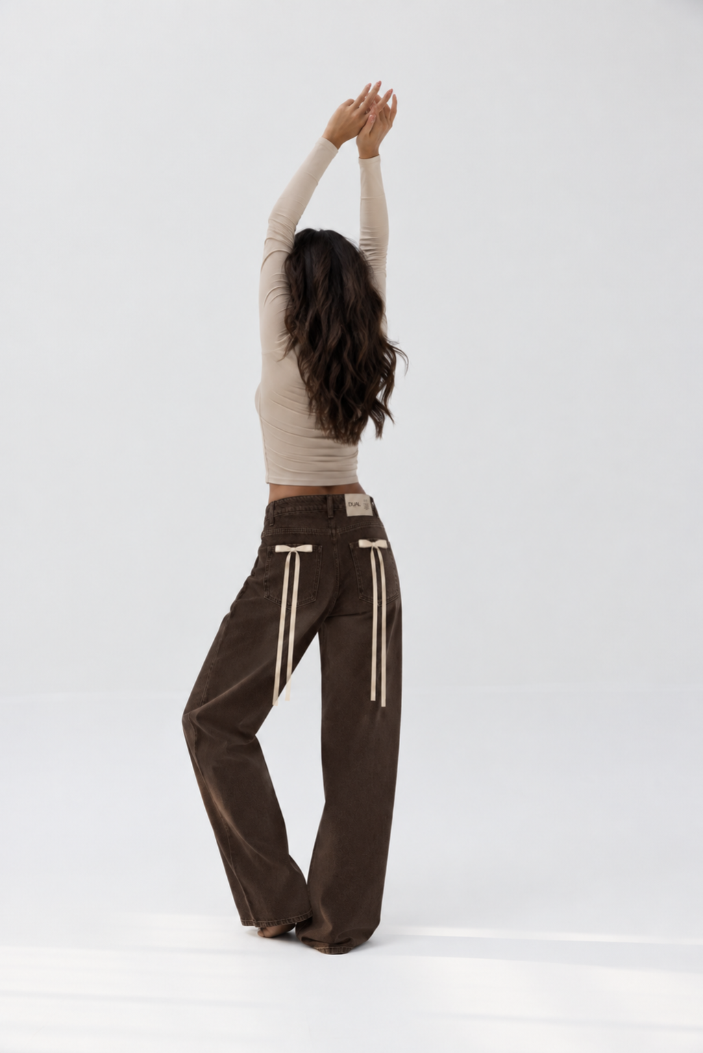 PANTALONI JEANS MARRONI CON FIOCCHI BEIGE