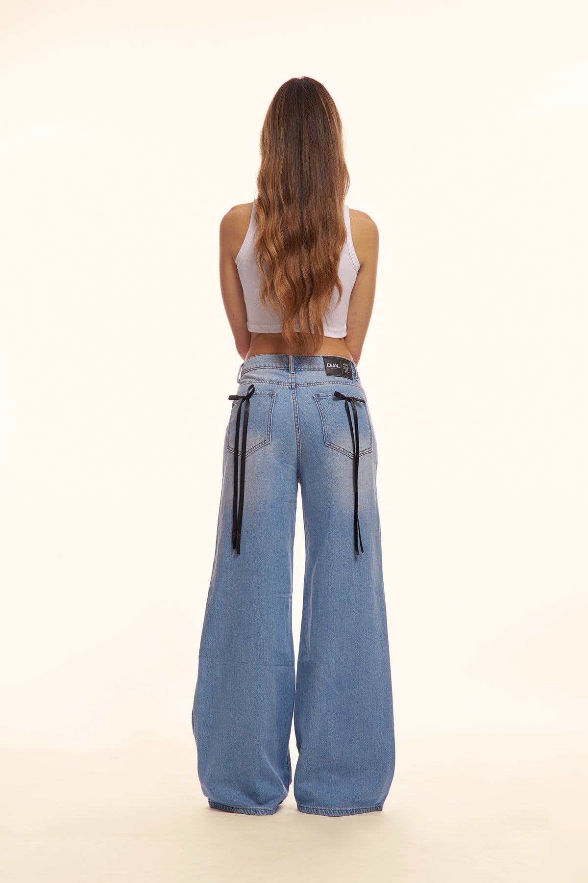 jeans con fiocchi neri