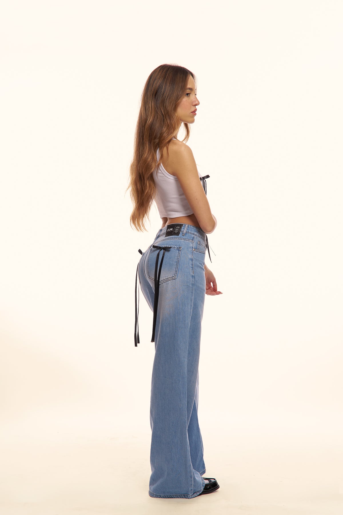 jeans con fiocchi neri