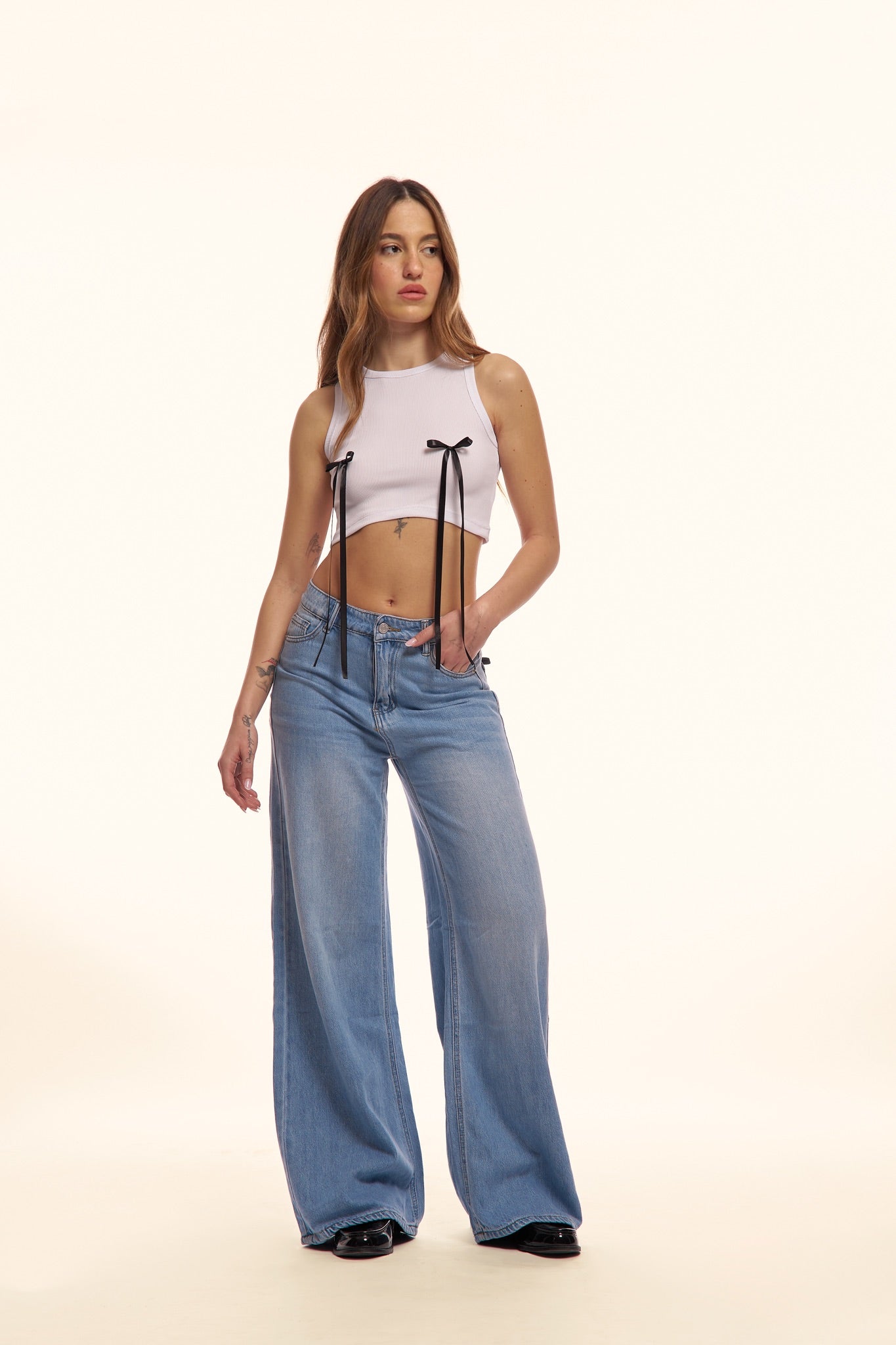 jeans con fiocchi neri