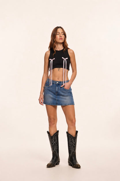 TOP NERO FIOCCHI ROSA E GONNA DENIM 
