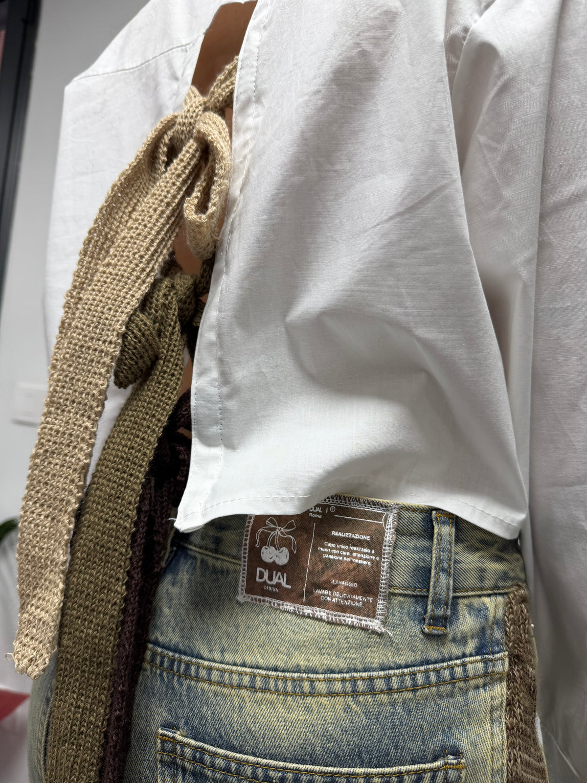 dettaglio lacci maglieria camicia crop