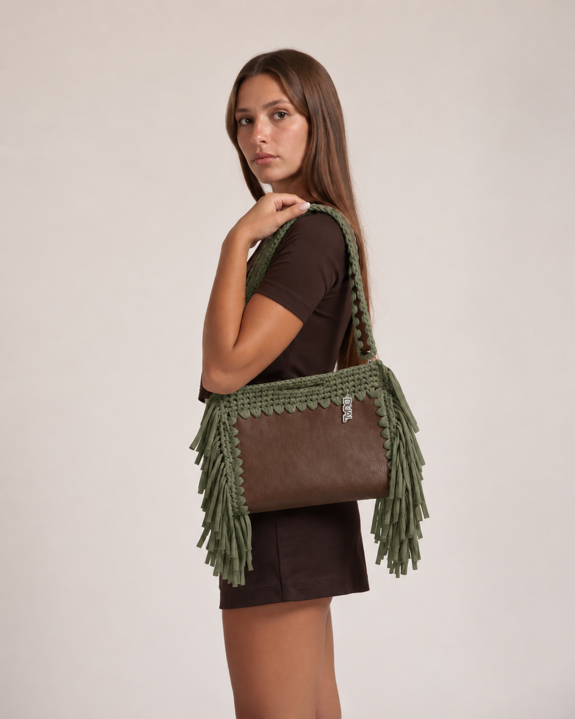 fluffy bag marrone verde indossata