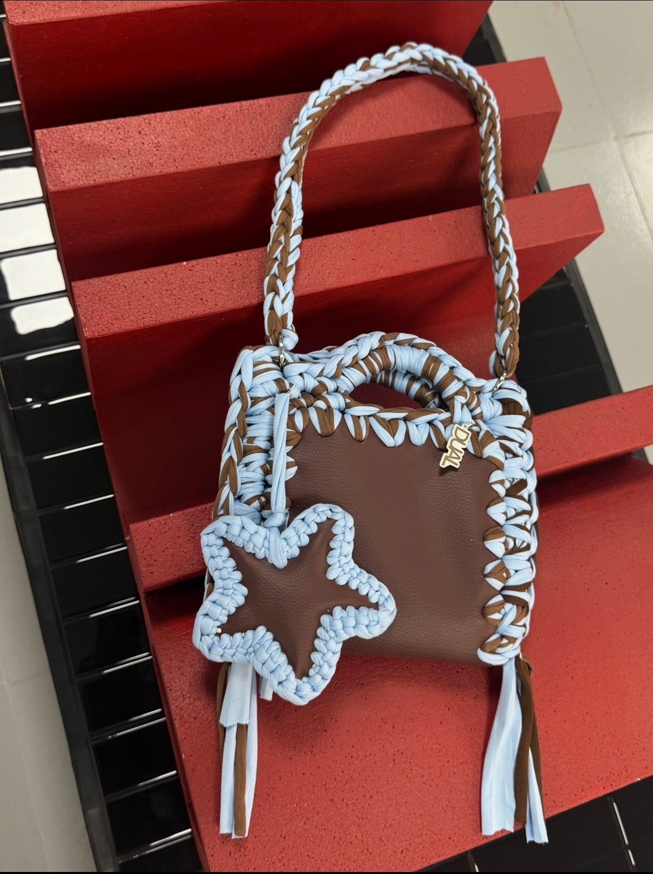FUNNY PELLE MARRONE E CELESTE CHARM STELLA CON TRACOLLA 60 CM