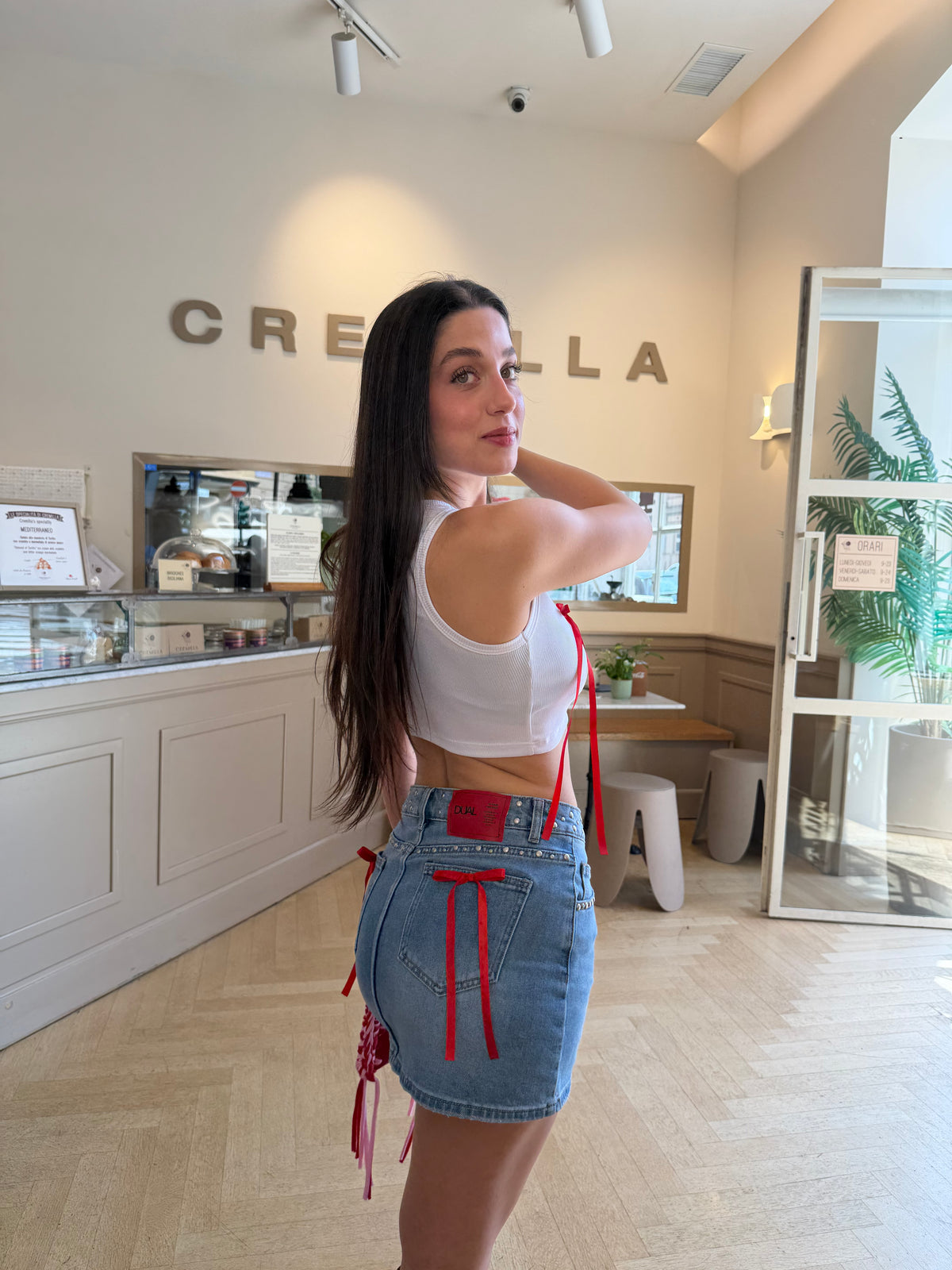 gonna jeans con fiocchi rossi e top bianco con fiocchi