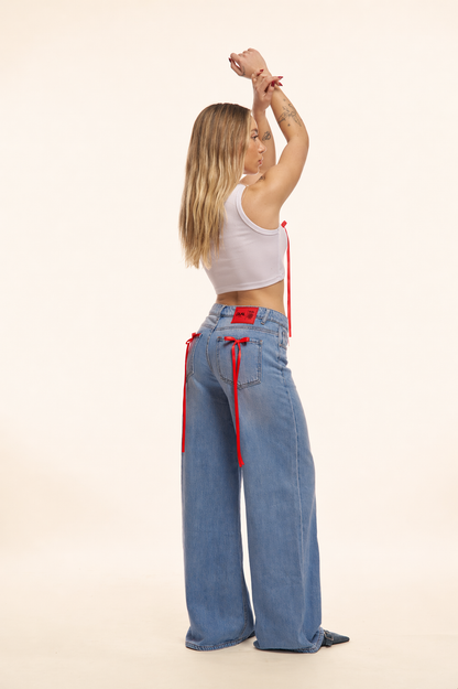 PANTALONI JEANS CON FIOCCHI ROSSI