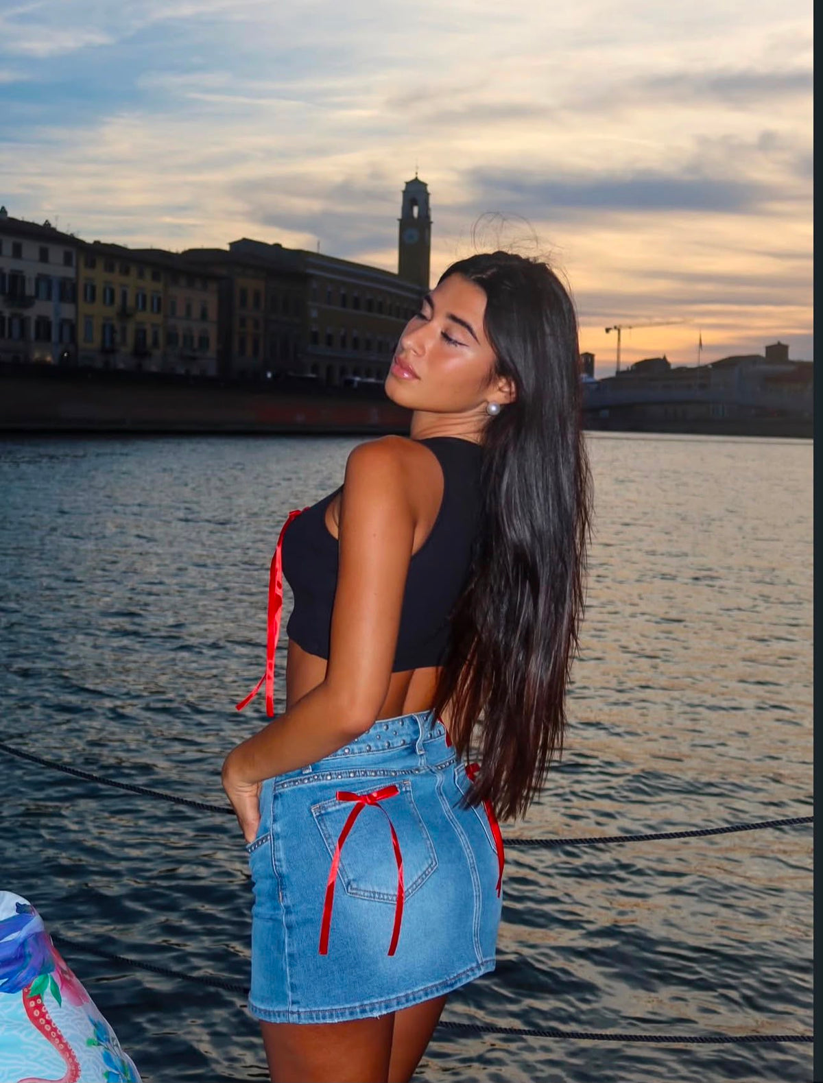 gonna denim jeans con fiocchi rossi e top nero con fiocchi rossi