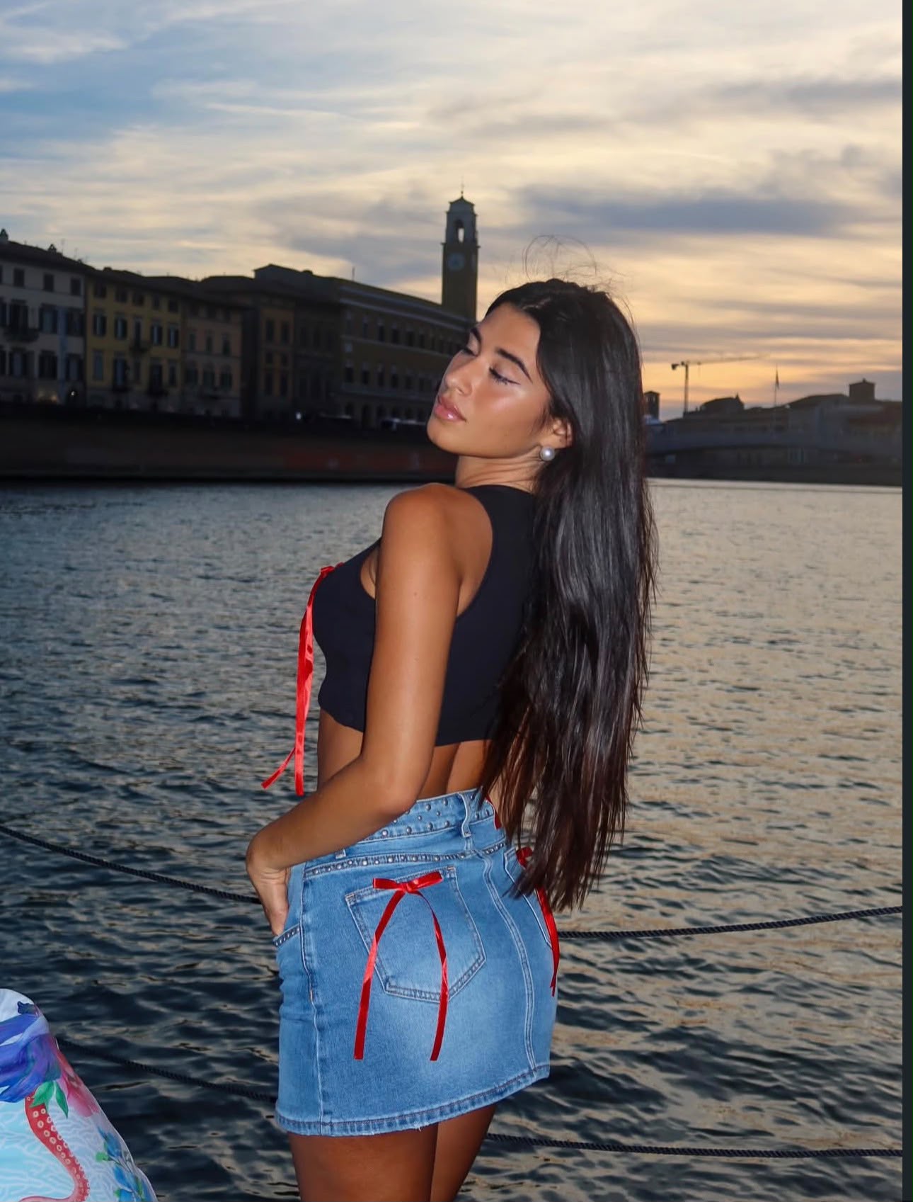 gonna denim jeans con fiocchi rossi e top nero con fiocchi rossi