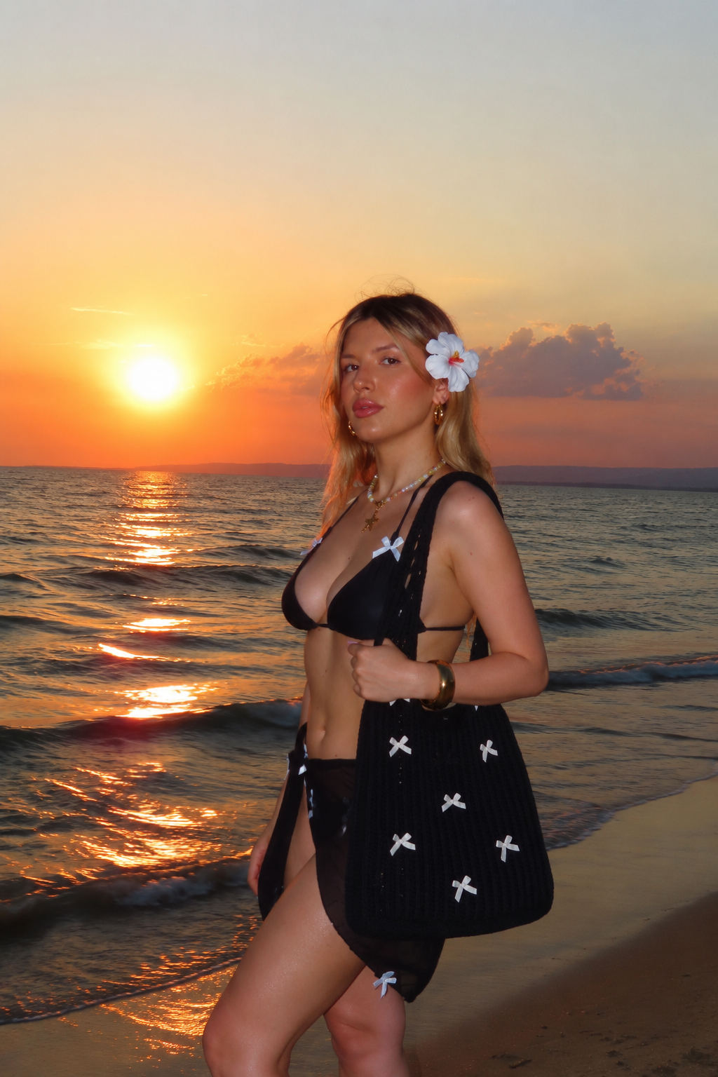 set nero bikini con fiocchi bianchi e borsa crochet uncinetto