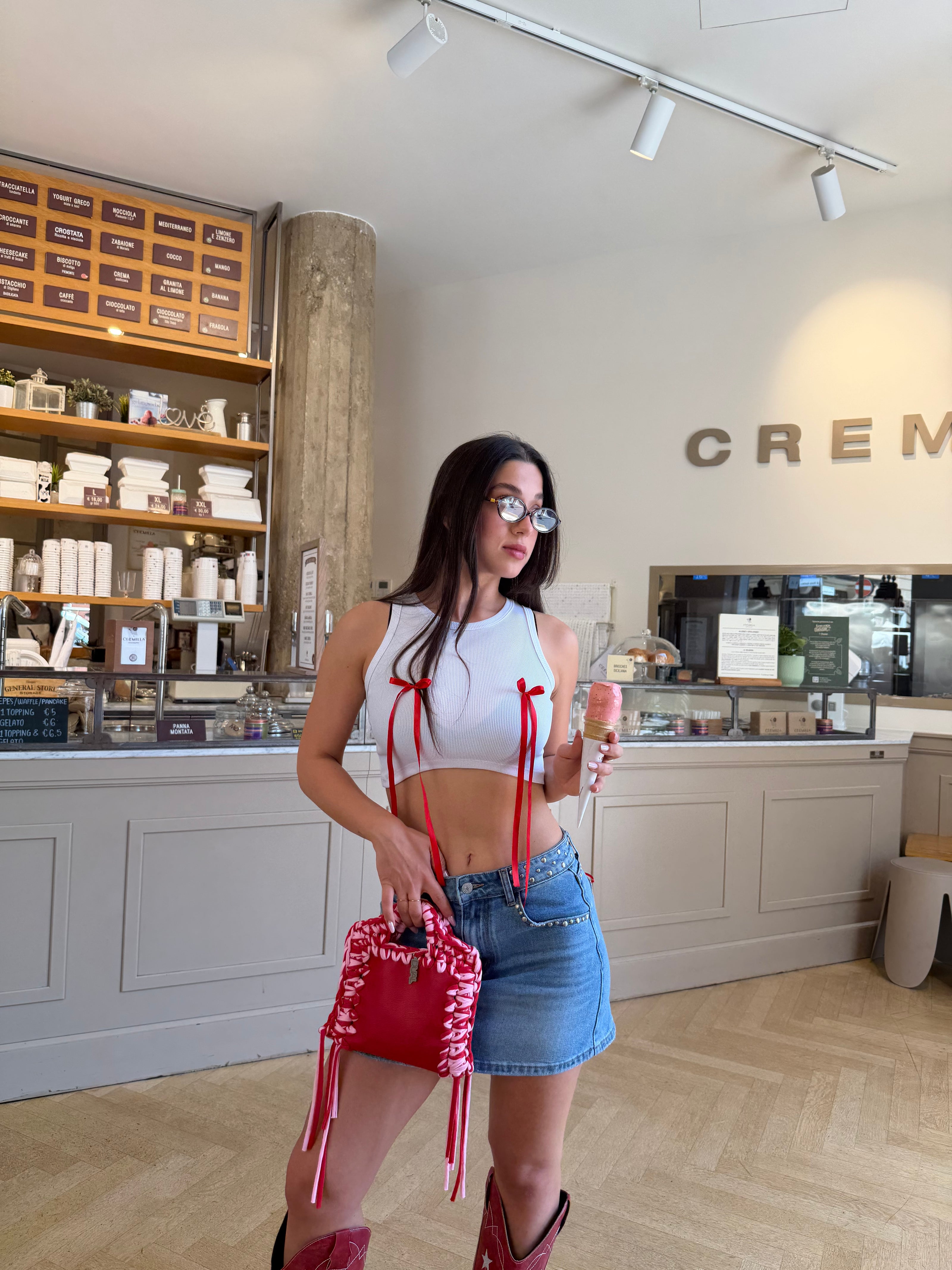 top bianco con fiocchi rossi gonna denim jeans con fiocchi rossi funny borsa bicolore