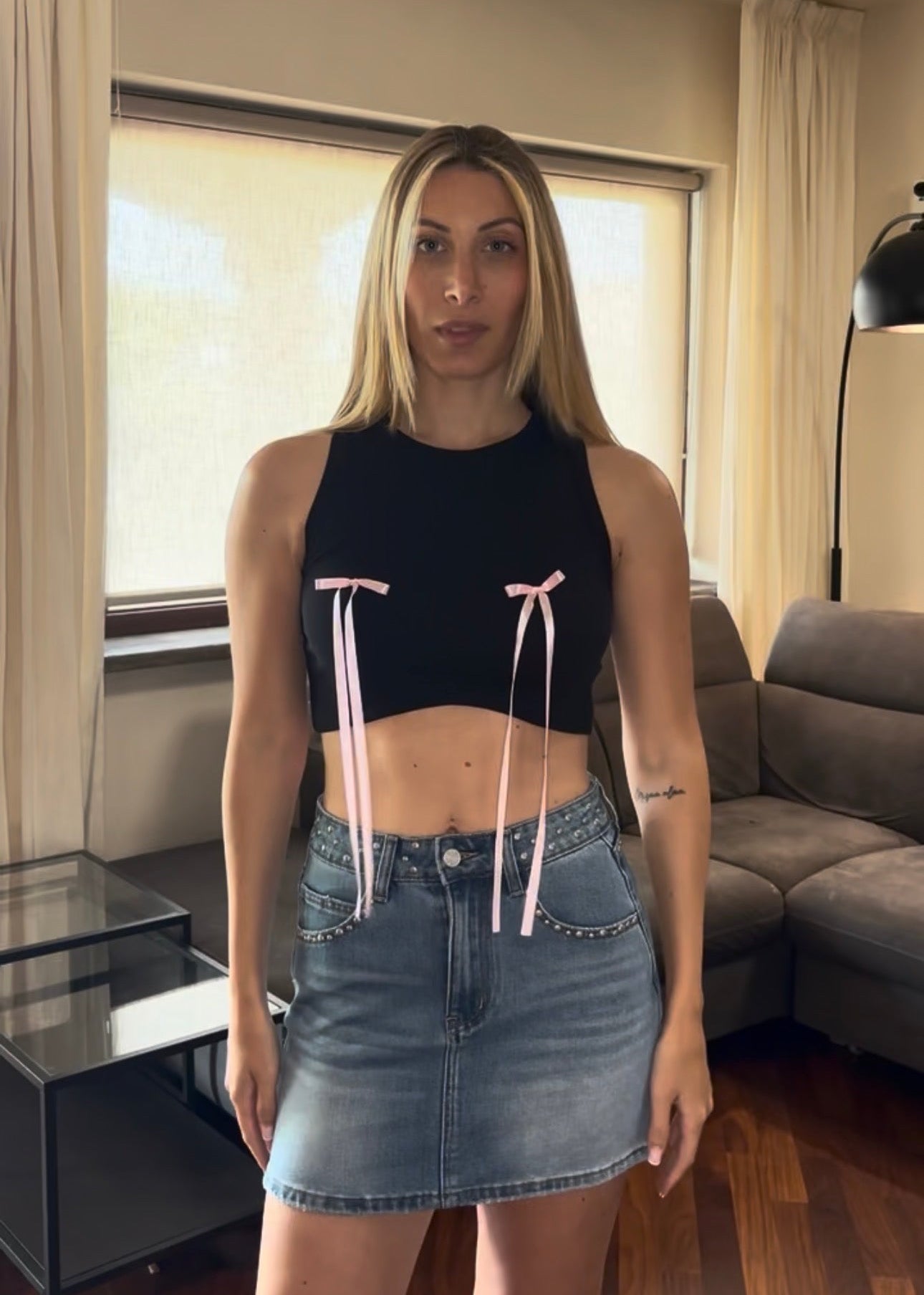top nero fiocchi rosa e gonna denim jeans con fiocchi rosa
