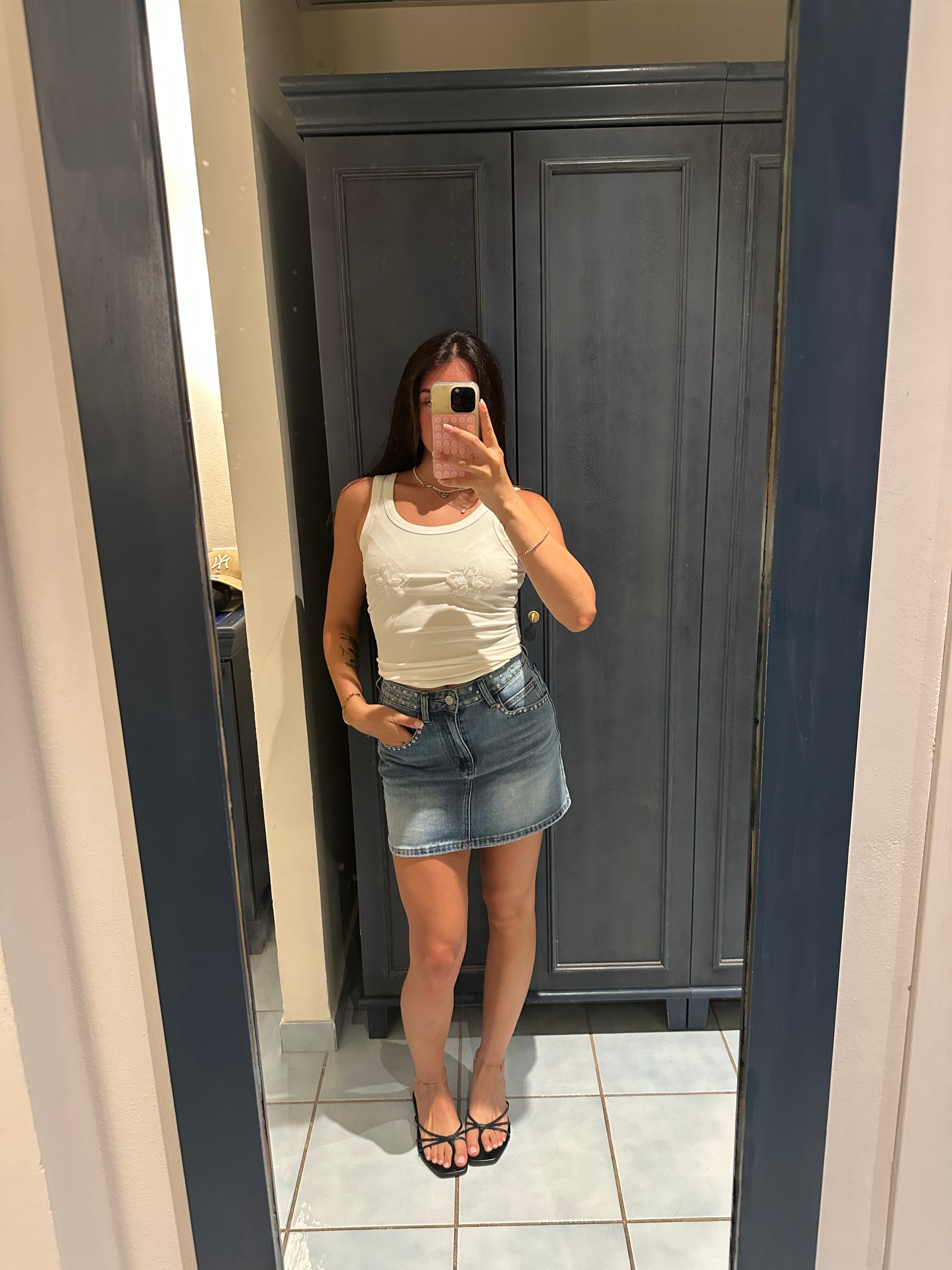 gonna denim jeans con fiocchi e canotta bianca tropical con fiori ricamati 